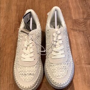 Universal Thread Textured Women's White Sneakers with platform